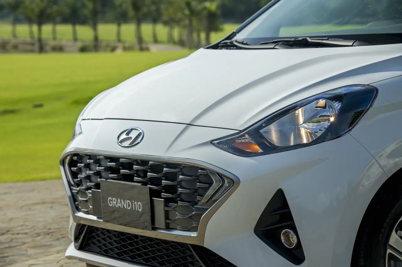 Đèn pha zin nguyên bản trên Hyundai Grand I10