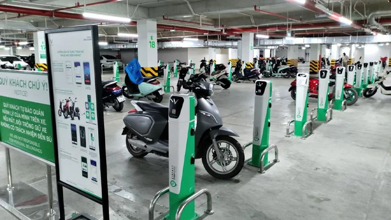 Sạc điện ô tô xe máy lưu ý quá giờ