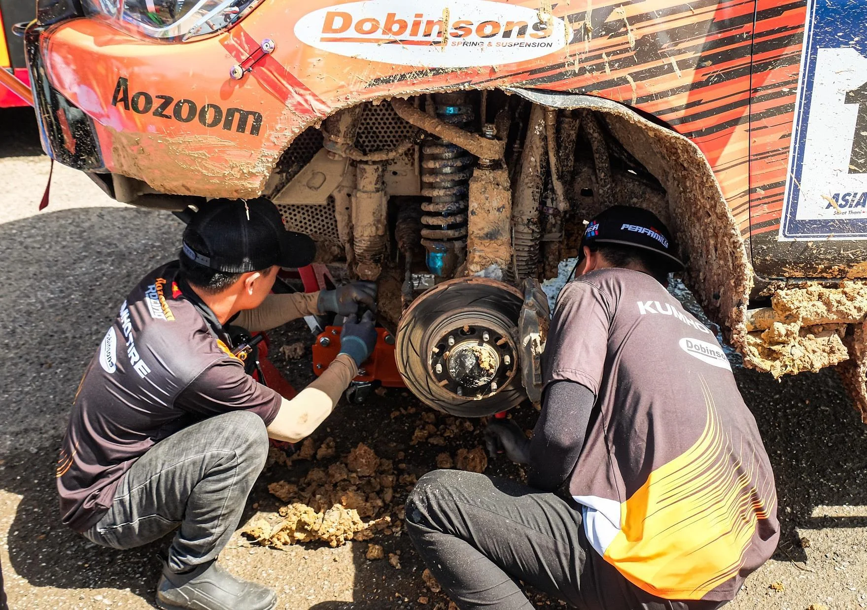 Đội kỹ thuật AOZOOM RACING bảo dưỡng chuẩn bị tốt nhất cho cuộc đua kế tiếp
