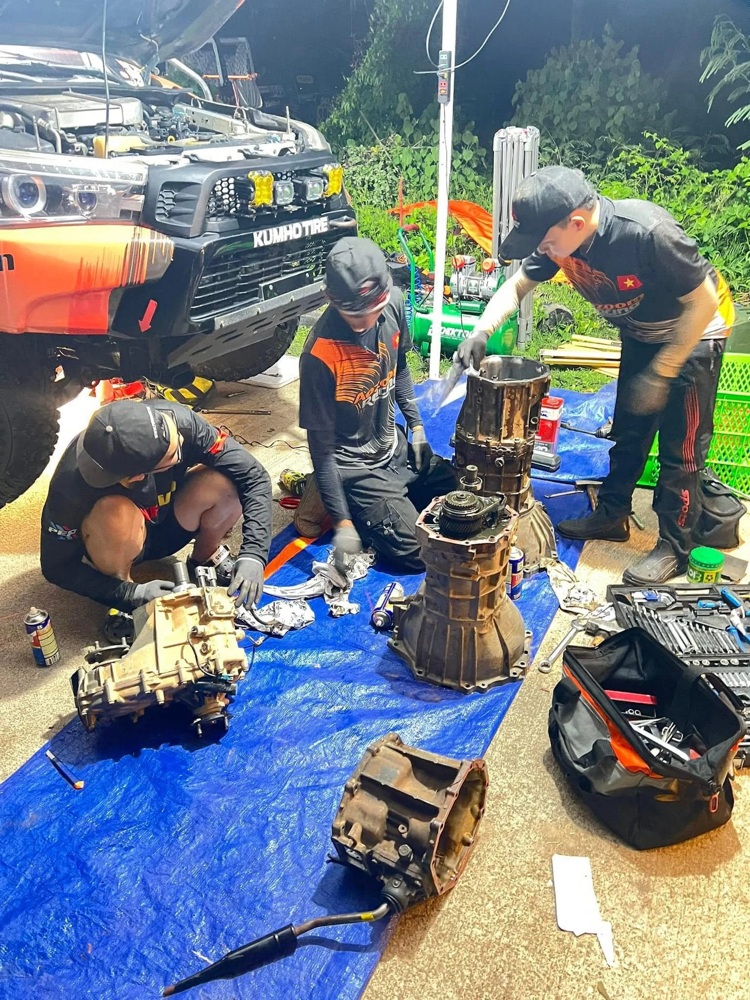 Đội kỹ thuật AOZOOM kiểm tra động cơ, và quyết định thay hộp số