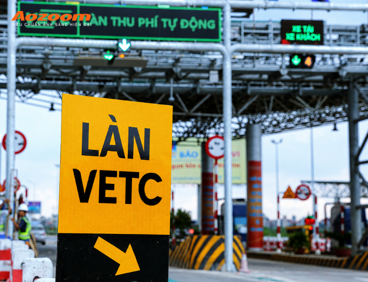 Xe dán VETC hoặc ePass đều có thể đi qua làn thu phí không dừng ETC 