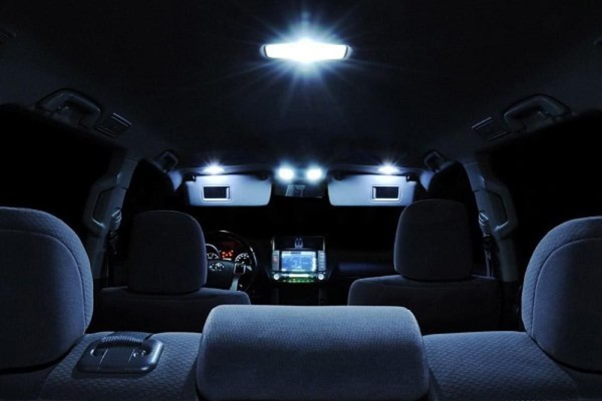 Đèn chiếu sáng nội thất trong xe ô tô