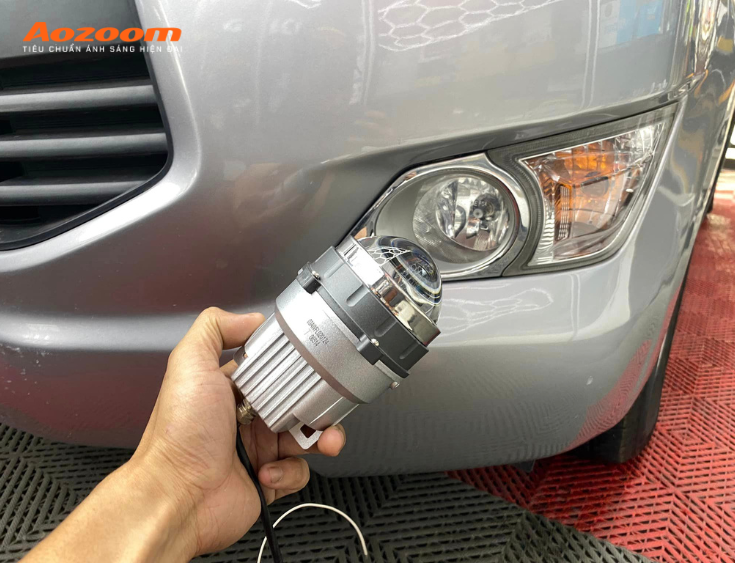 Đèn bi gầm ô tô là thiết bị hỗ trợ sáng được lắp ở vị trí gầm hoặc cản trước của xe