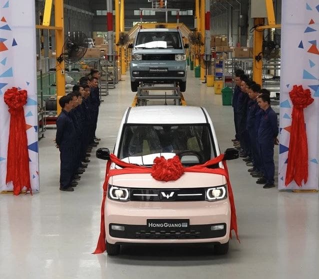 tmt-motor-xuat-xuong-chiec-o-to-wuling-hongguang-mini-ev-dau-tien-tai-viet-nam-24-5-2023