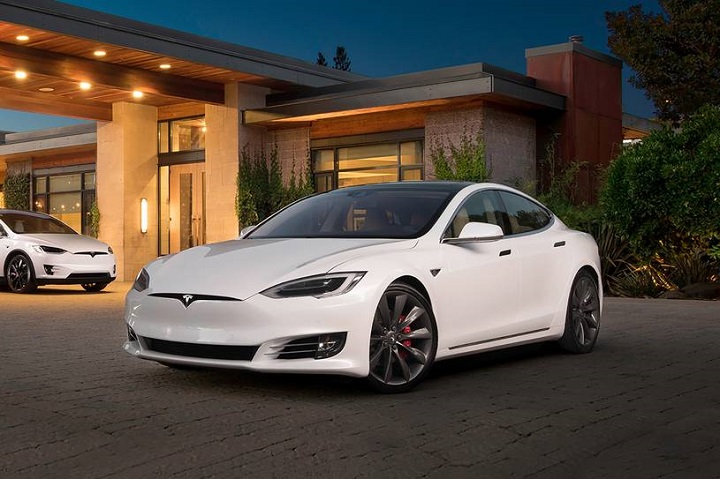 Cú lội ngược dòng với Model S