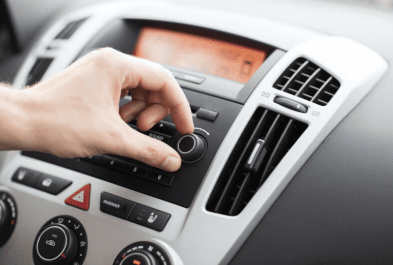 Nghe nhạc sôi nổi, hào hứng khi lái xe ban đêm