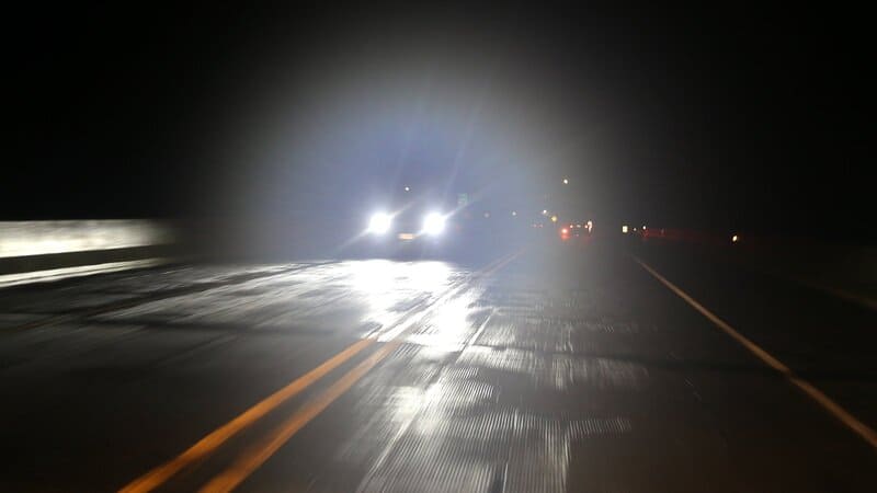 Sử dụng đèn hợp lý khi lái xe ban đêm