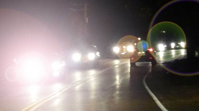 Xe đi ngược chiều chưa tắt đèn pha chiếu xa