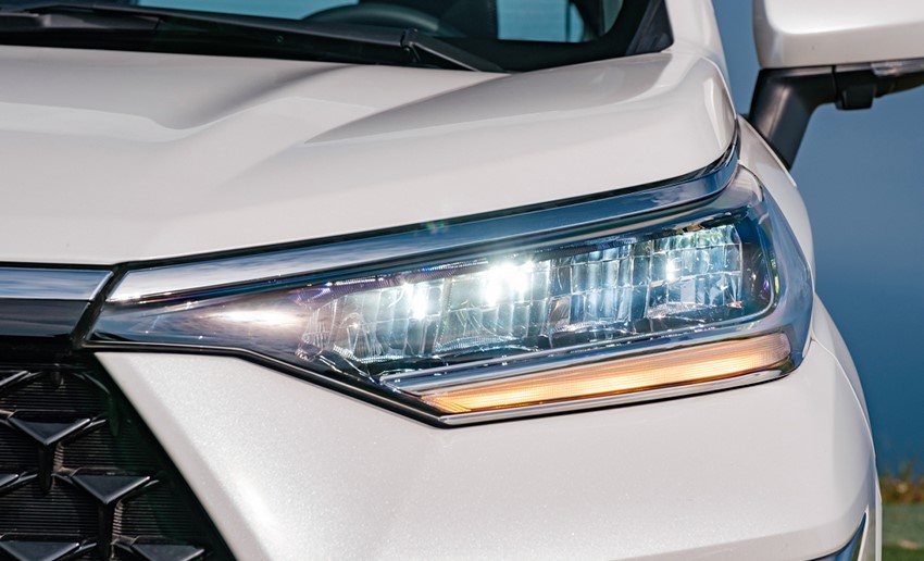 cong-dung-cua-den-pha-toyota-veloz