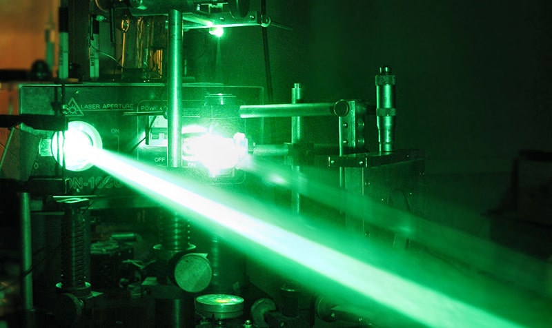 lich-su-cua-den-laser-cho-o-to